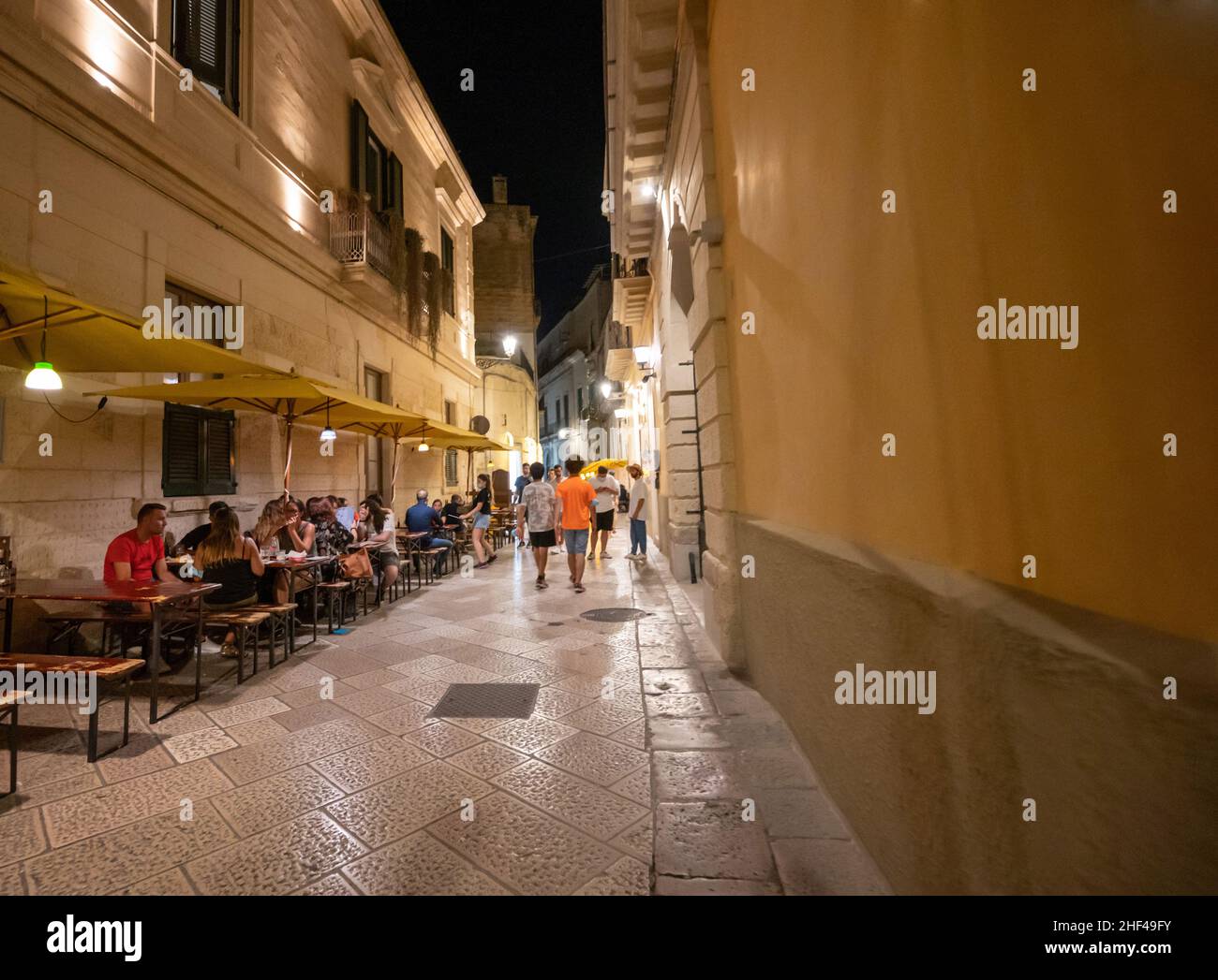 Lecce, Puglia, Italie.Août 2021.Vie nocturne dans le centre historique: Le long des rues les tables des clubs avec les clients. Banque D'Images