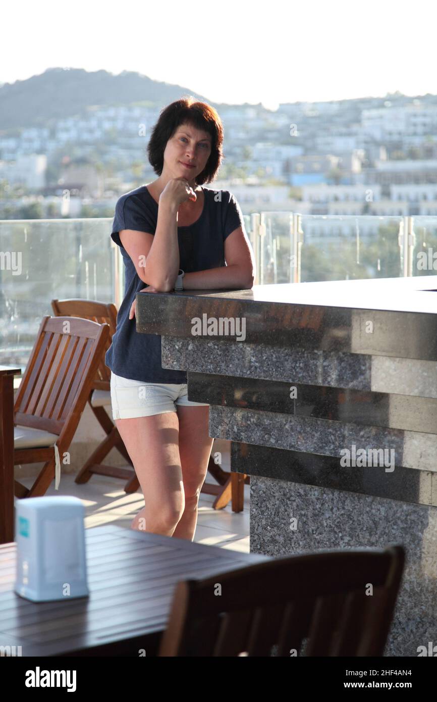 Belle femme dans un hôtel turc au bord de la mer.Une belle femme pose pour un photographe dans un hôtel turc au bord de la mer. Banque D'Images