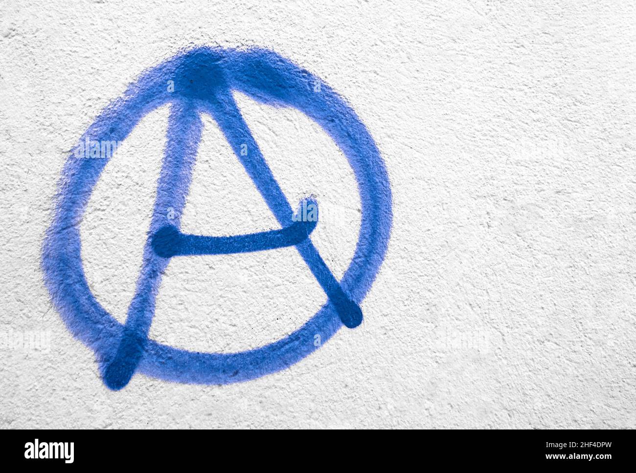 Symbole anarchie bleu sur le mur.Idéal pour les textures, les arrière-plans et les concepts.Copier l'espace. Banque D'Images
