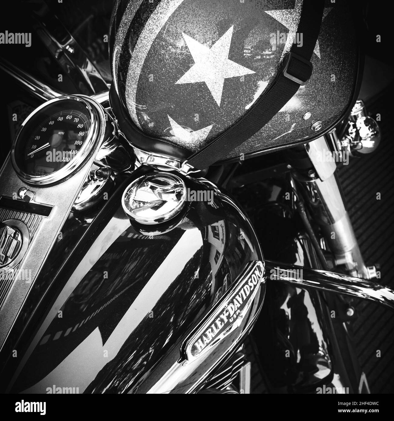 Logo de motocyclettes Harley Davidson sur un réservoir et casque italien. Jesolo (VE), ITALIE - Le 29 juillet 2017. Banque D'Images