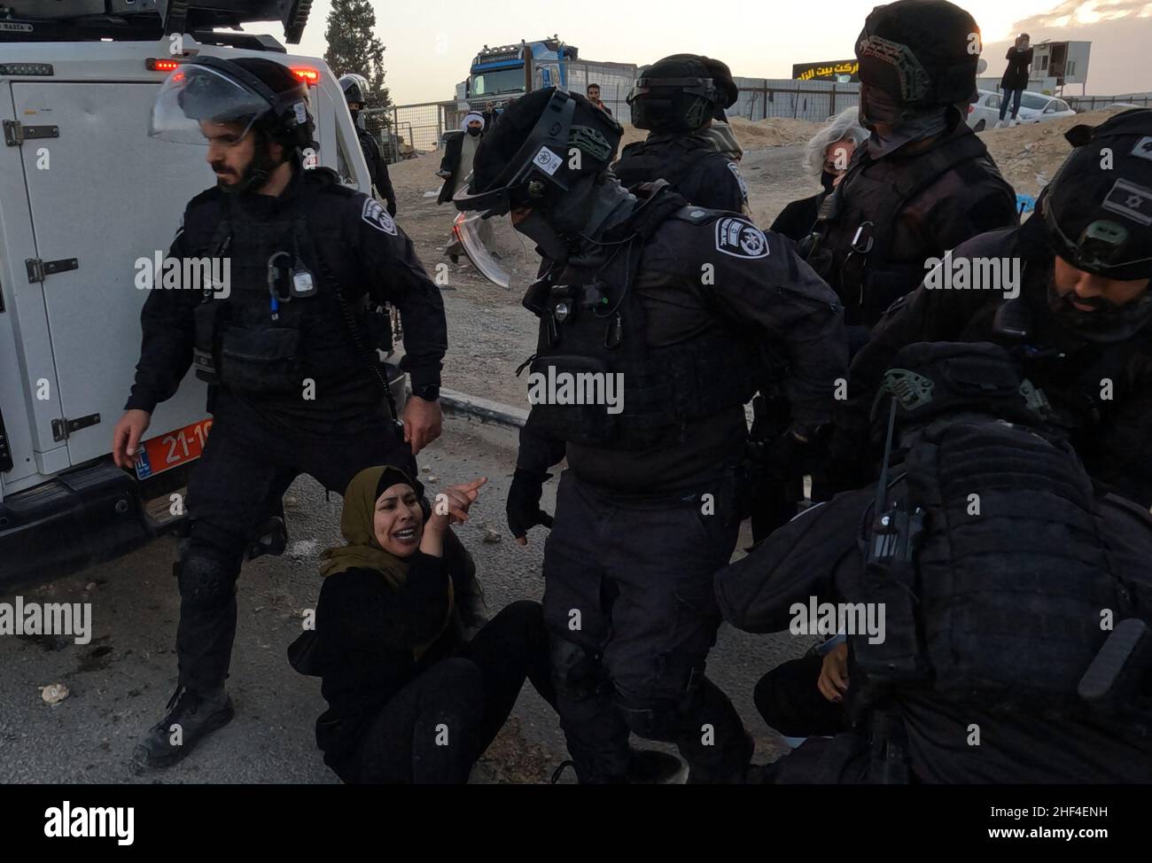 Désert du Néguev, Israël.13th janvier 2022.La police israélienne s'est heurtée à des manifestants bédouins lors d'une manifestation contre un projet de plantation d'arbres par le Fonds national juif (JNF) dans le village bédouin de Sawe al-Atrash le 13 janvier 2022 dans le désert du Néguev, en Israël.De nombreux Bédouins, qui font partie de la minorité arabe de 20 pour cent d'Israël, vivent dans des cantons non reconnus dispersés dans le sud du désert d'Israël.Ils s'opposent à la plantation d'arbres près de leurs communautés et la voient comme une tentative d'expulser certains de ceux qui vivent dans les villages non reconnus et de prendre le contrôle des terres contestées.Crédit : Eddie Gerald/Alay Live Banque D'Images