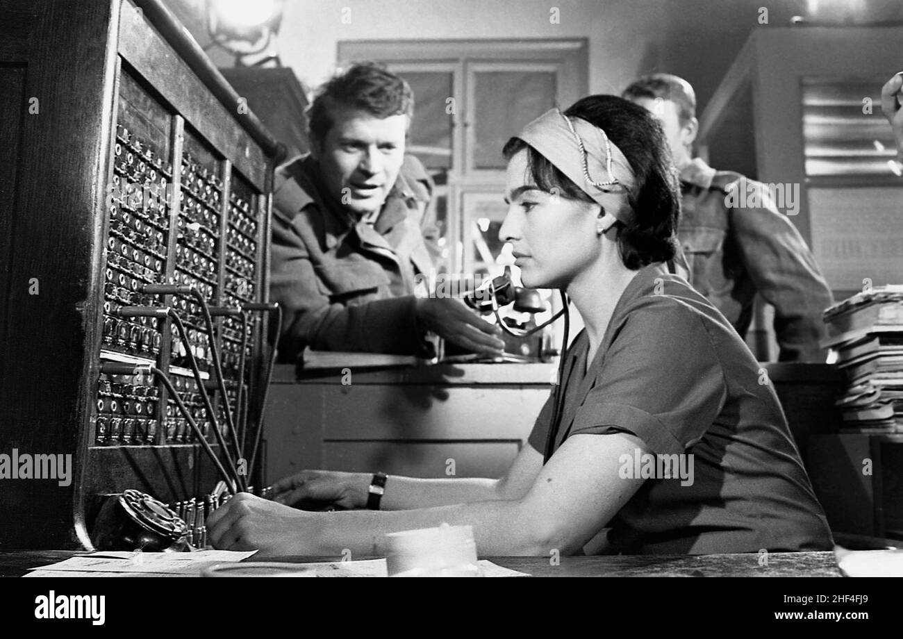 Jeune femme exploitant un standard téléphonique d'époque Banque D'Images