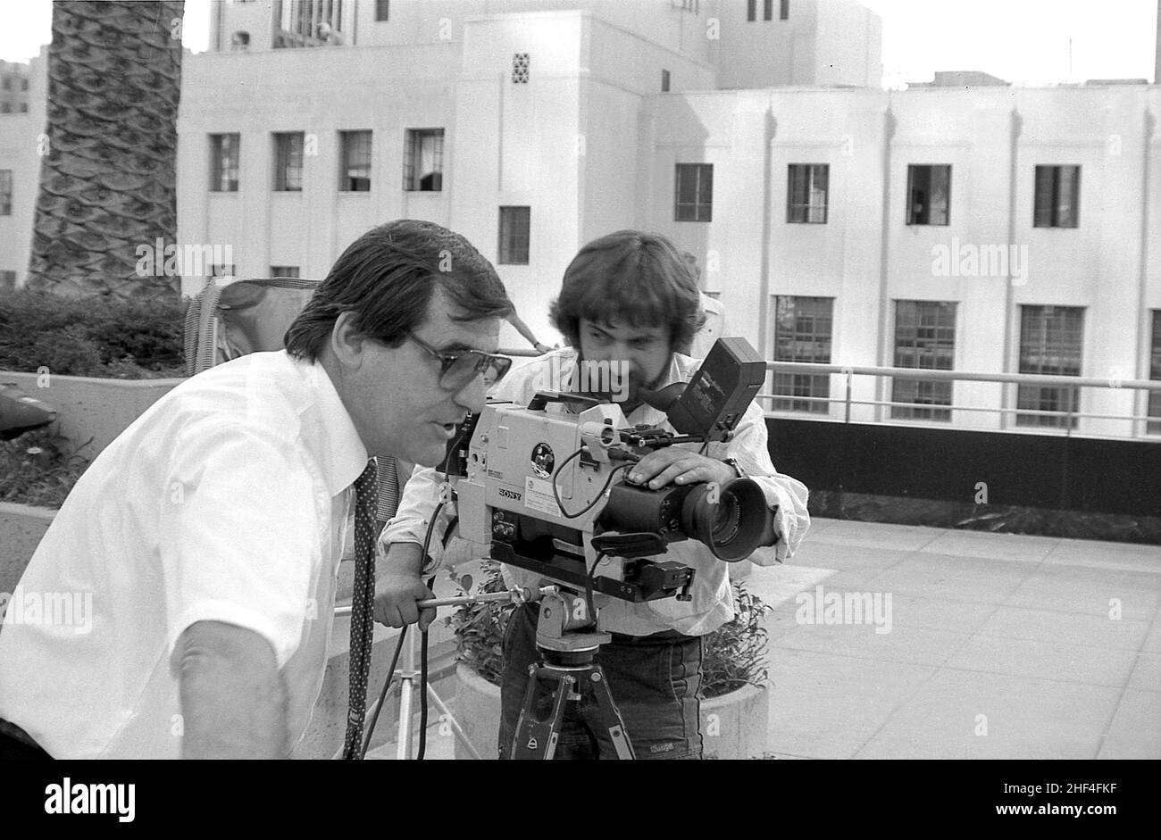 Los Angeles, Californie, États-Unis.Le réalisateur roumain Mihai Iacob travaillant sur un film, environ 1997. Banque D'Images