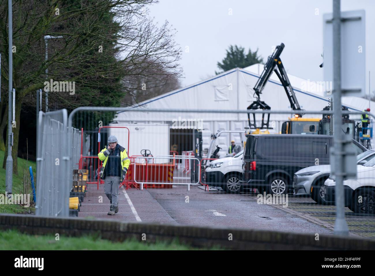 Preston, Grande-Bretagne.13th janvier 2022.Un centre de pompage de nightingale est vu sur le terrain de l'hôpital Royal Preston, à Preston, en Grande-Bretagne, le 13 janvier 2022.Un certain nombre de nouveaux « centres d'urgence » sont mis en place en Grande-Bretagne alors que le National Health Service (NHS) du pays se met sur un pied de guerre pour préparer une vague d'admissions à l'hôpital d'Omicron.Des structures temporaires capables d'accueillir environ 100 patients seront érigées sur les terrains de huit hôpitaux à travers le pays, le travail commençant une semaine avant le nouvel an 2022.Credit: Jon Super/Xinhua/Alay Live News Banque D'Images