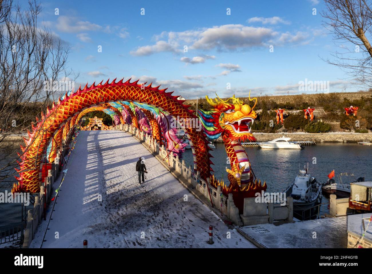 Yantai, Yantai, Chine.14th janvier 2022.Le 13 janvier 2022, le district de Penglai, dans la ville de Yantai, dans la province de Shandong, a inauguré la première chute de neige à grande échelle de la nouvelle année.L'ancien pavillon, les lanternes, la neige et les mouettes sont aussi beaux qu'une photo.L'observatoire météorologique de Yantai a continué à émettre le signal d'avertissement jaune du givrage routier à 9:00 le 13 janvier (Credit image: © SIPA Asia via ZUMA Press Wire) Banque D'Images