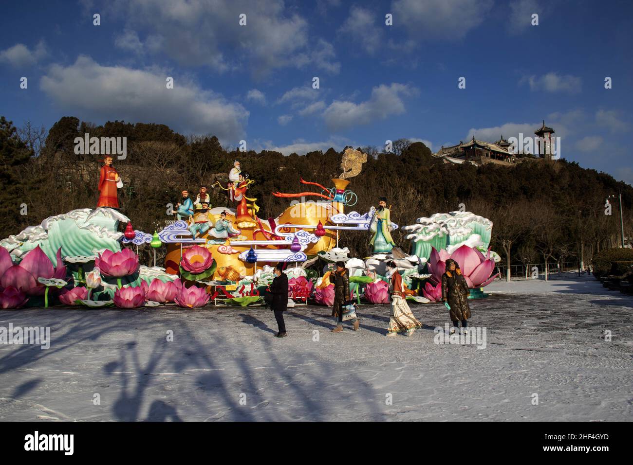 Yantai, Yantai, Chine.14th janvier 2022.Le 13 janvier 2022, le district de Penglai, dans la ville de Yantai, dans la province de Shandong, a inauguré la première chute de neige à grande échelle de la nouvelle année.L'ancien pavillon, les lanternes, la neige et les mouettes sont aussi beaux qu'une photo.L'observatoire météorologique de Yantai a continué à émettre le signal d'avertissement jaune du givrage routier à 9:00 le 13 janvier (Credit image: © SIPA Asia via ZUMA Press Wire) Banque D'Images