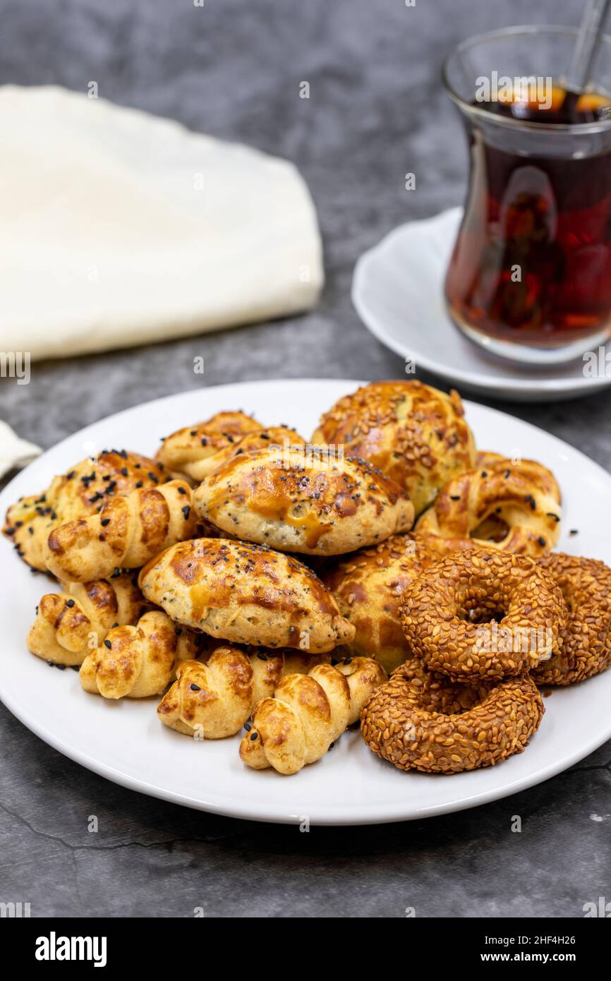 Biscuits au sésame et biscuits secs sur l'assiette avec une tasse de thé.Biscuit savoureux.Gros plan Banque D'Images