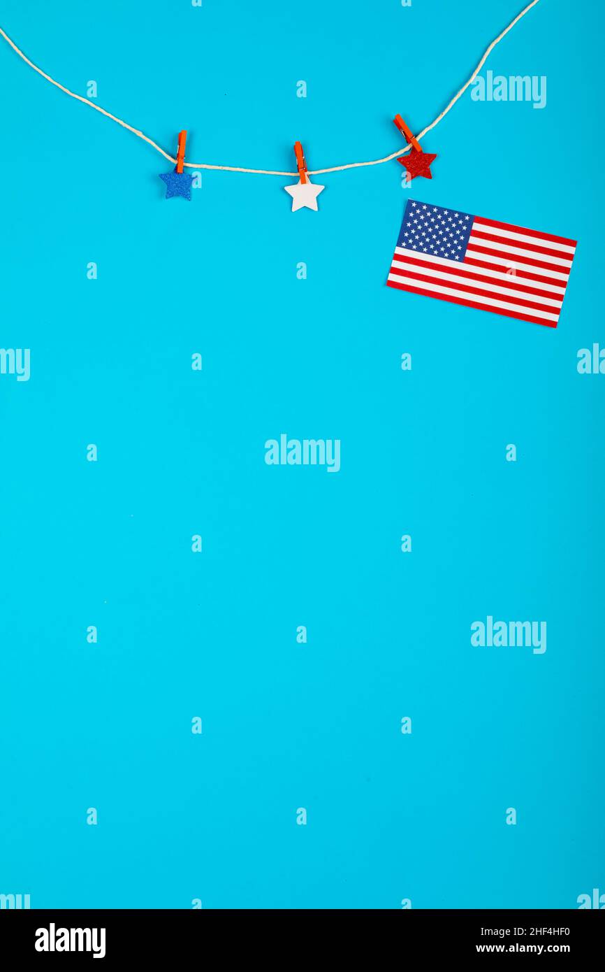 Épinglette avec étoiles et drapeau des etats-unis suspendu de la ficelle sur fond bleu avec espace de copie Banque D'Images