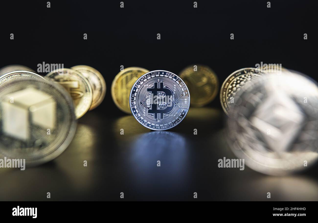 Crypto argent bitcoin BTC, le papier monnaie rouble biélorusse. Les pièces  de métal sont fixées sur un background, close-up vue depuis le haut, devise  crypto ex Photo Stock - Alamy