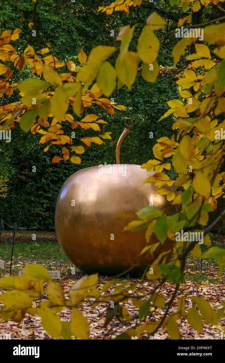 Pomme de New York 2006 par Claude Lalanne, partie de l'exposition de sculptures Beyond Limits 2008, Chatsworth House, Derbyshire, Royaume-Uni Banque D'Images