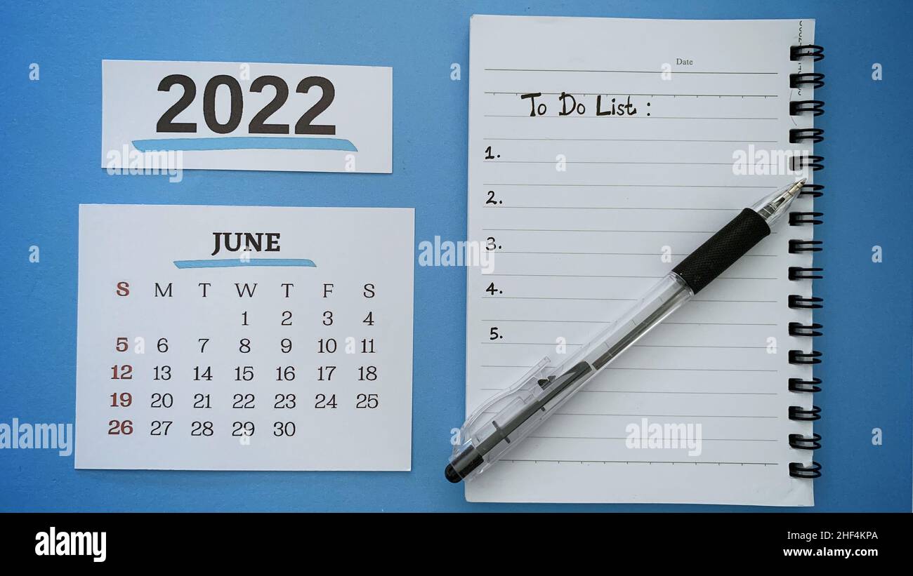 o faites la liste du texte écrit sur le bloc-notes avec le calendrier du mois de juin 2022 et le fond du stylo.concept de la nouvelle année 2022. Banque D'Images