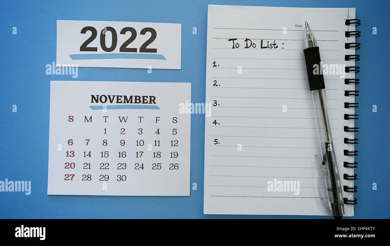 Liste des tâches texte écrit sur le bloc-notes pour novembre 2022 avec un stylo et un fond bleu.concept de la nouvelle année 2022. Banque D'Images