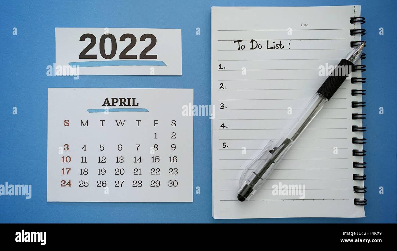 Liste des tâches sur le livre de notes avec stylo et fond du mois d'avril 2022.concept de la nouvelle année 2022. Banque D'Images