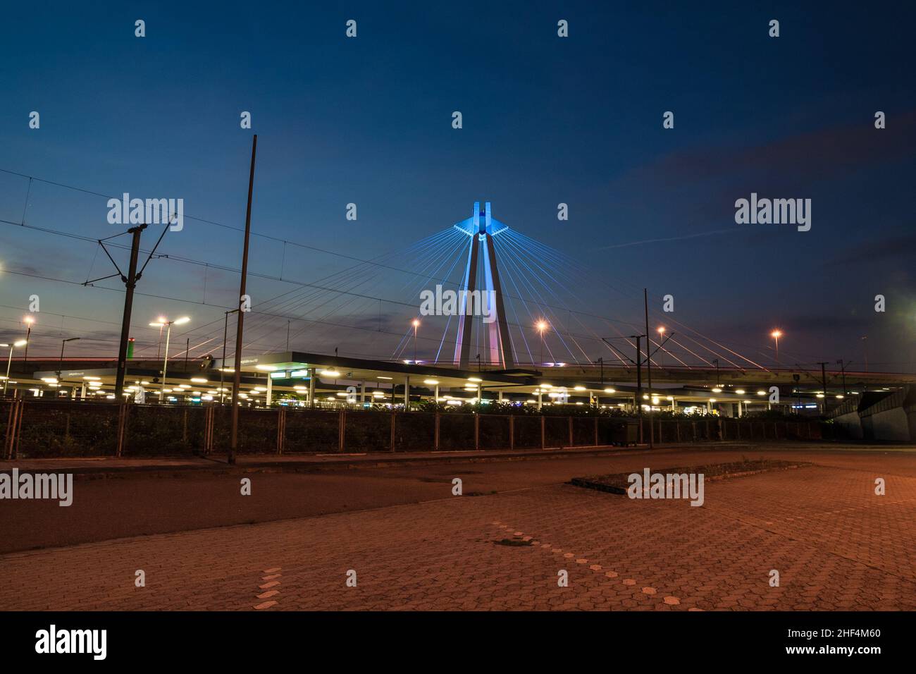 Parking extérieur lumineux vide au crépuscule avec le pont de B37 à câbles en arrière-plan à Ludwigshafen am Rhein, Allemagne. Banque D'Images
