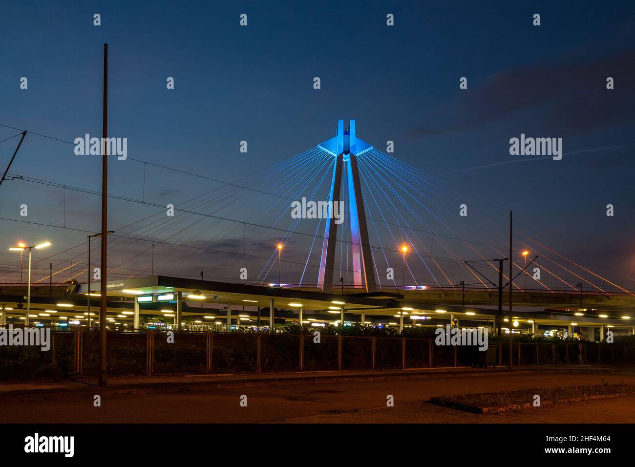 Superbe vue panoramique sur le pont éclairé de B37 télécâbles dans la soirée à la gare principale de Ludwigshafen am Rhein, Allemagne. Banque D'Images