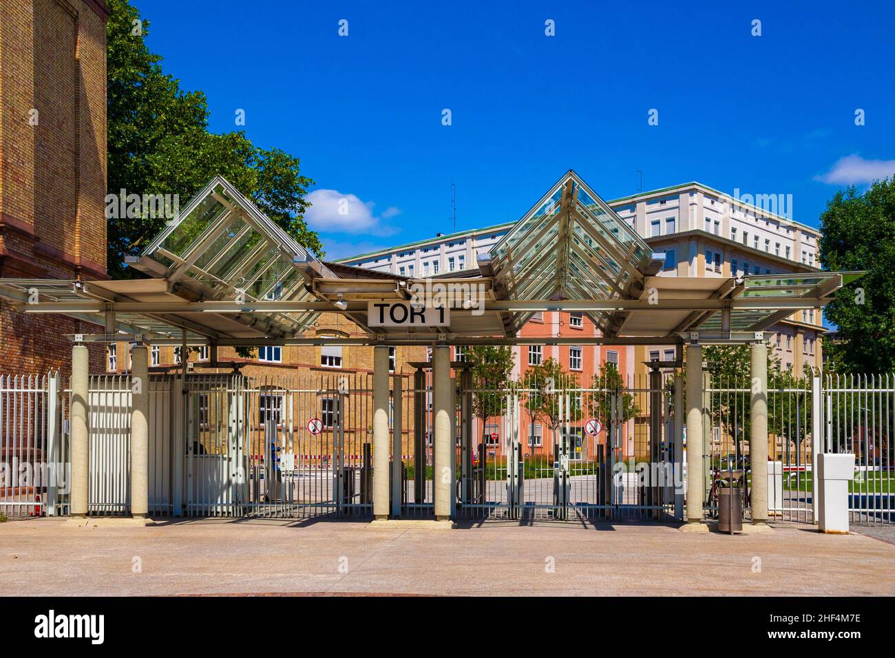 Vue rapprochée de Tor 1, l'une des portes d'entrée du siège social du plus grand producteur mondial de produits chimiques BASF à Ludwigshafen am Rhein, en Allemagne. Banque D'Images