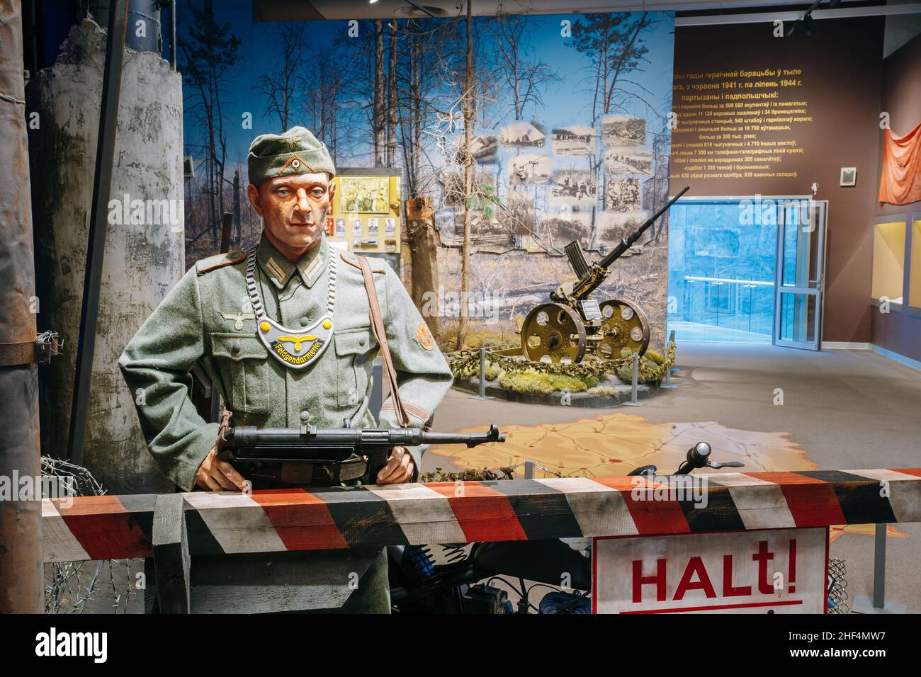 Statue d'un soldat allemand de la gendarmerie Feldgendarmerie se dresse la garde derrière une barrière dans le Musée bélarussien de la Grande Guerre patriotique Banque D'Images