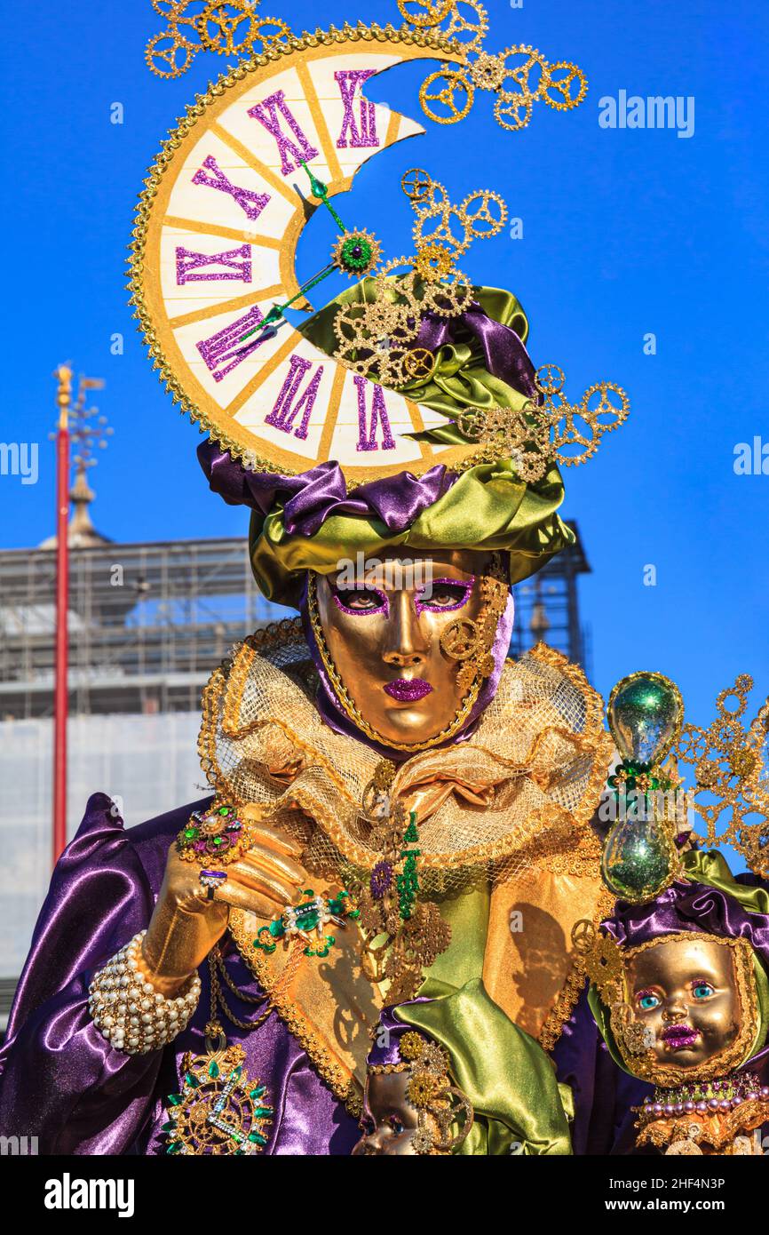 Participant à des costumes de déguisement vénitien historique coloré et à  l'horloge face chapeau pose au carnaval de Venise, Carnevale di Venezia,  Italie Photo Stock - Alamy