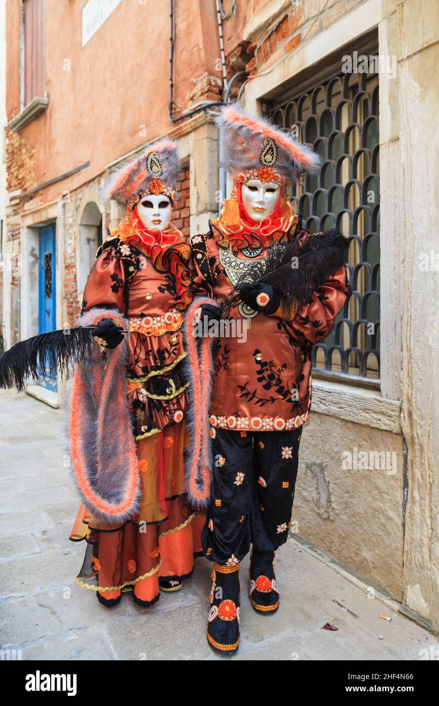 Homme et femme en costumes traditionnels colorés de déguisement