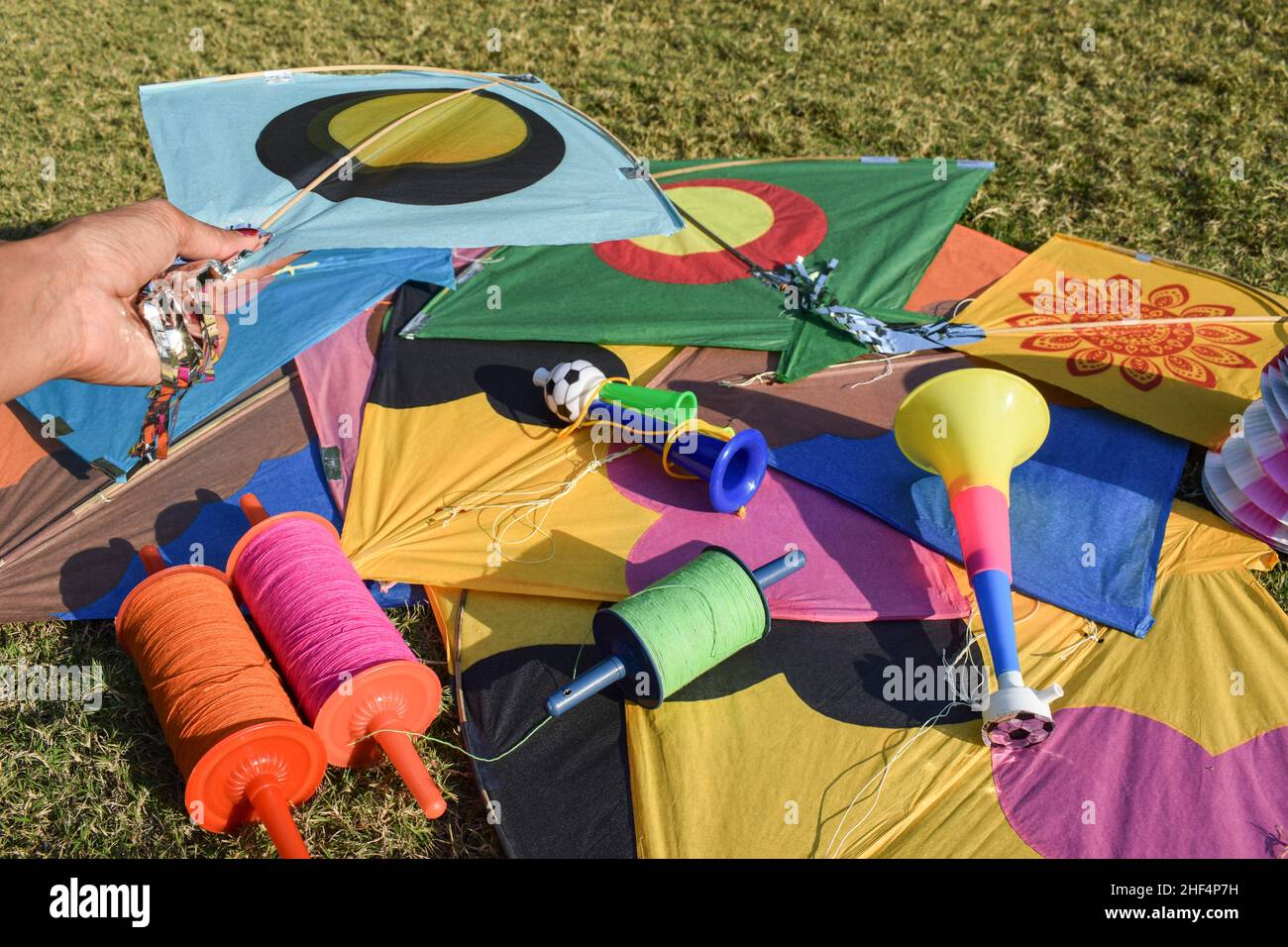 Sankranti kites patang vol à l'extérieur.Cerfs-volants colorés pendant le festival de cerf-volant.Fête du Makar sankranti.Cerfs-volants au sol Banque D'Images