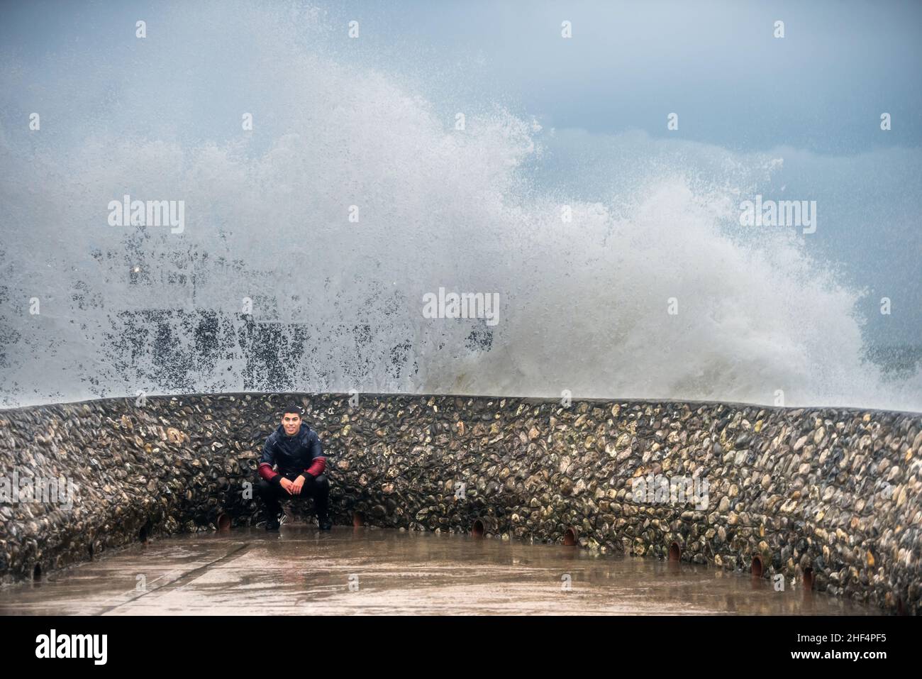 Brighton, le 8th 2022 janvier : les vagues s'écrasant sur la plage de Brighton à marée haute cet après-midi ont laissé mouiller plusieurs voyageurs d'une journée Banque D'Images