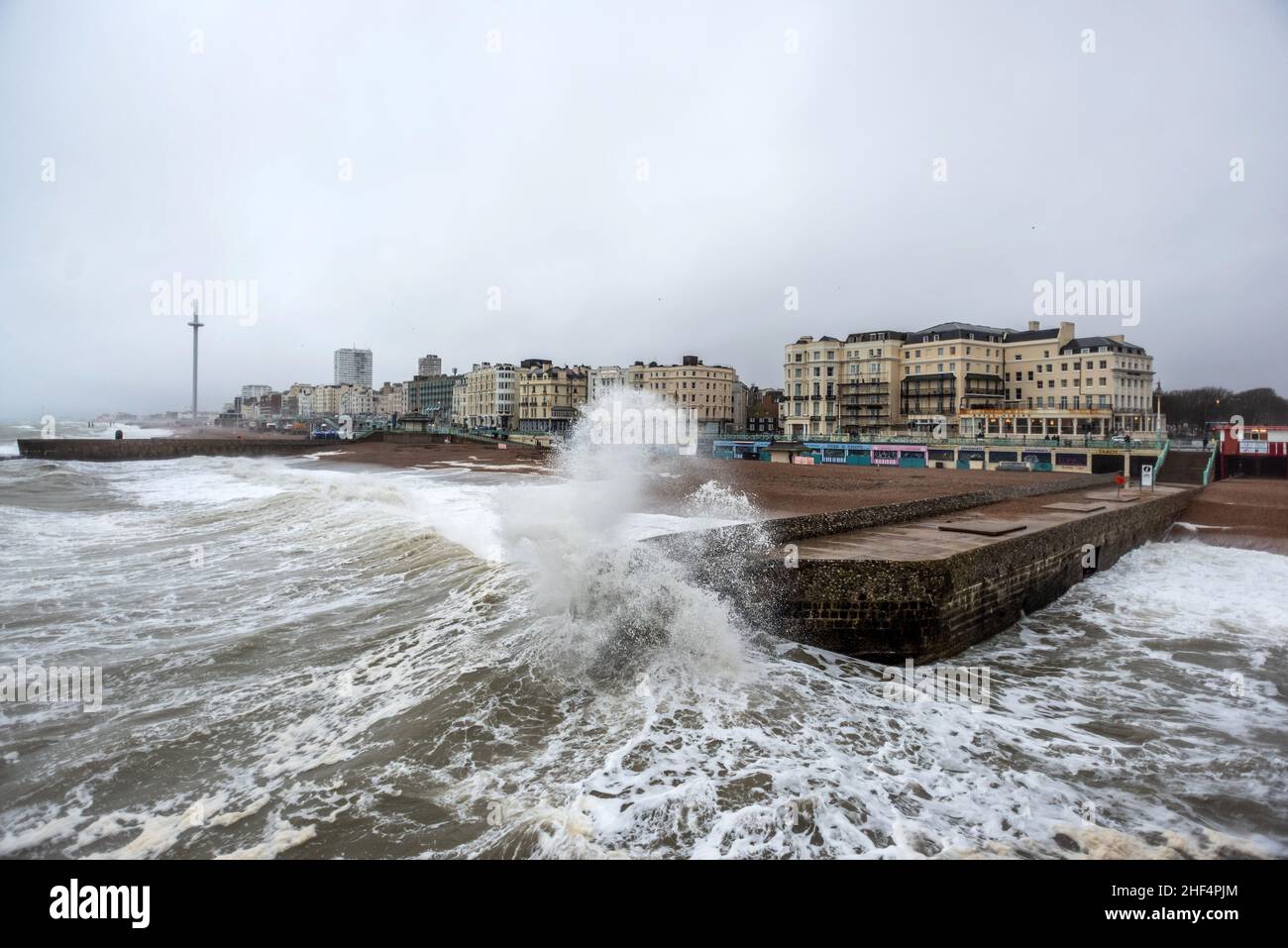 Brighton, le 8th 2022 janvier : les vagues s'écrasant sur la plage de Brighton à marée haute cet après-midi ont laissé mouiller plusieurs voyageurs d'une journée Banque D'Images