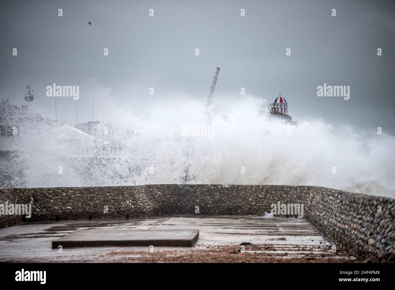 Brighton, le 8th 2022 janvier : les vagues s'écrasant sur la plage de Brighton à marée haute cet après-midi ont laissé mouiller plusieurs voyageurs d'une journée Banque D'Images