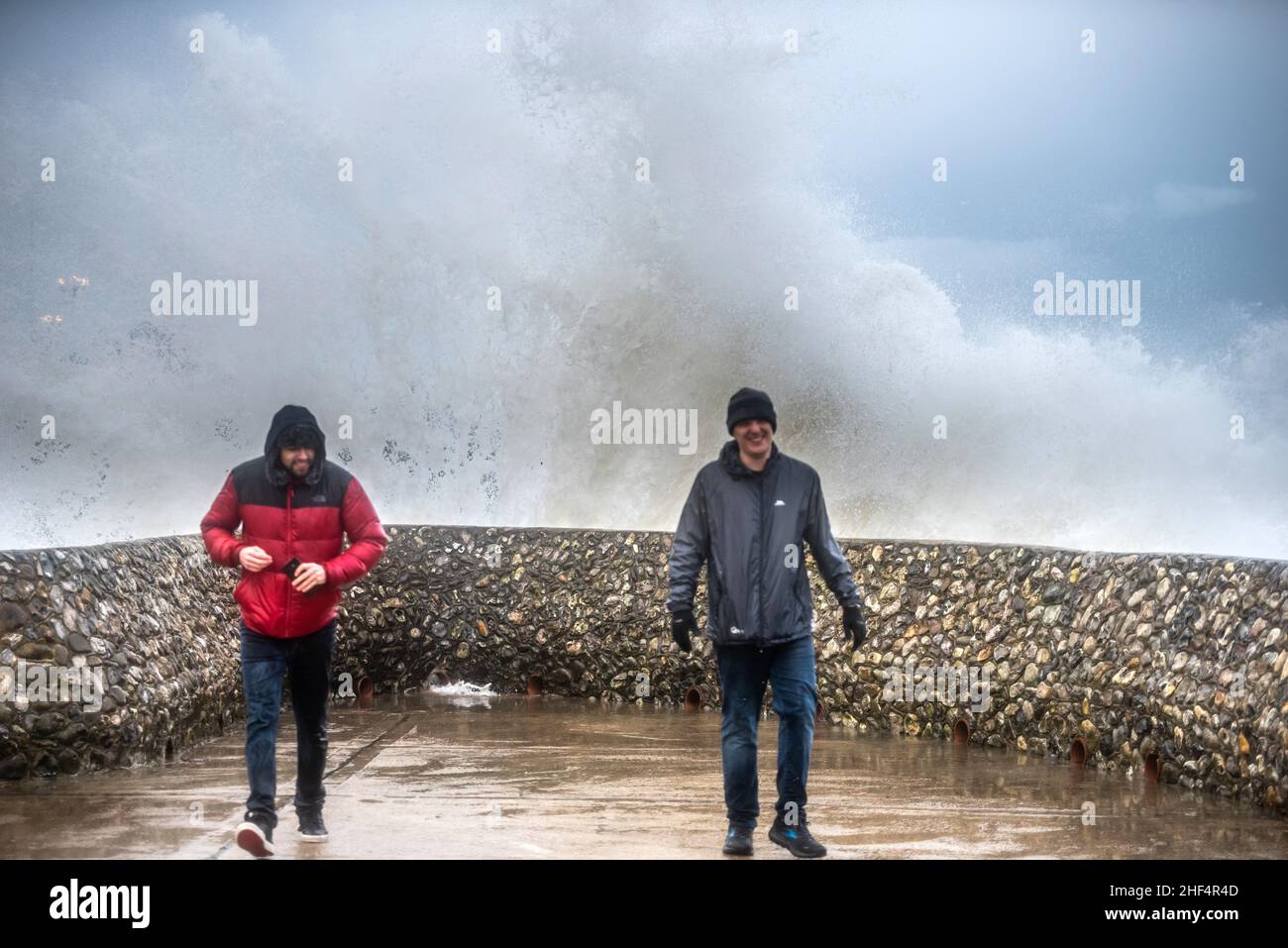 Brighton, le 8th 2022 janvier : les vagues s'écrasant sur la plage de Brighton à marée haute cet après-midi ont laissé mouiller plusieurs voyageurs d'une journée Banque D'Images