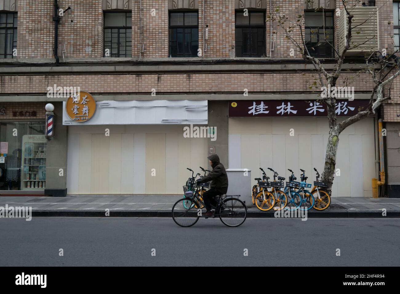 Deux magasins le long de la rue au 228 Yuyuan Road, classé comme zone à risque moyen, ont été fermés avec des barrières de couleur claire, et les routes environnantes a Banque D'Images