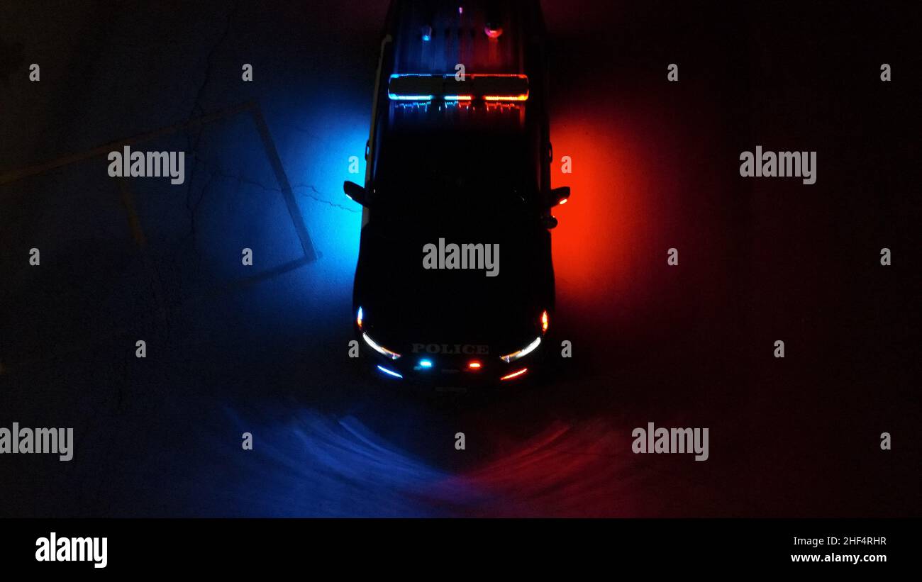 Avec l'aimable autorisation du service de police local, antenne de véhicule de police la nuit avec lumières allumées. Banque D'Images