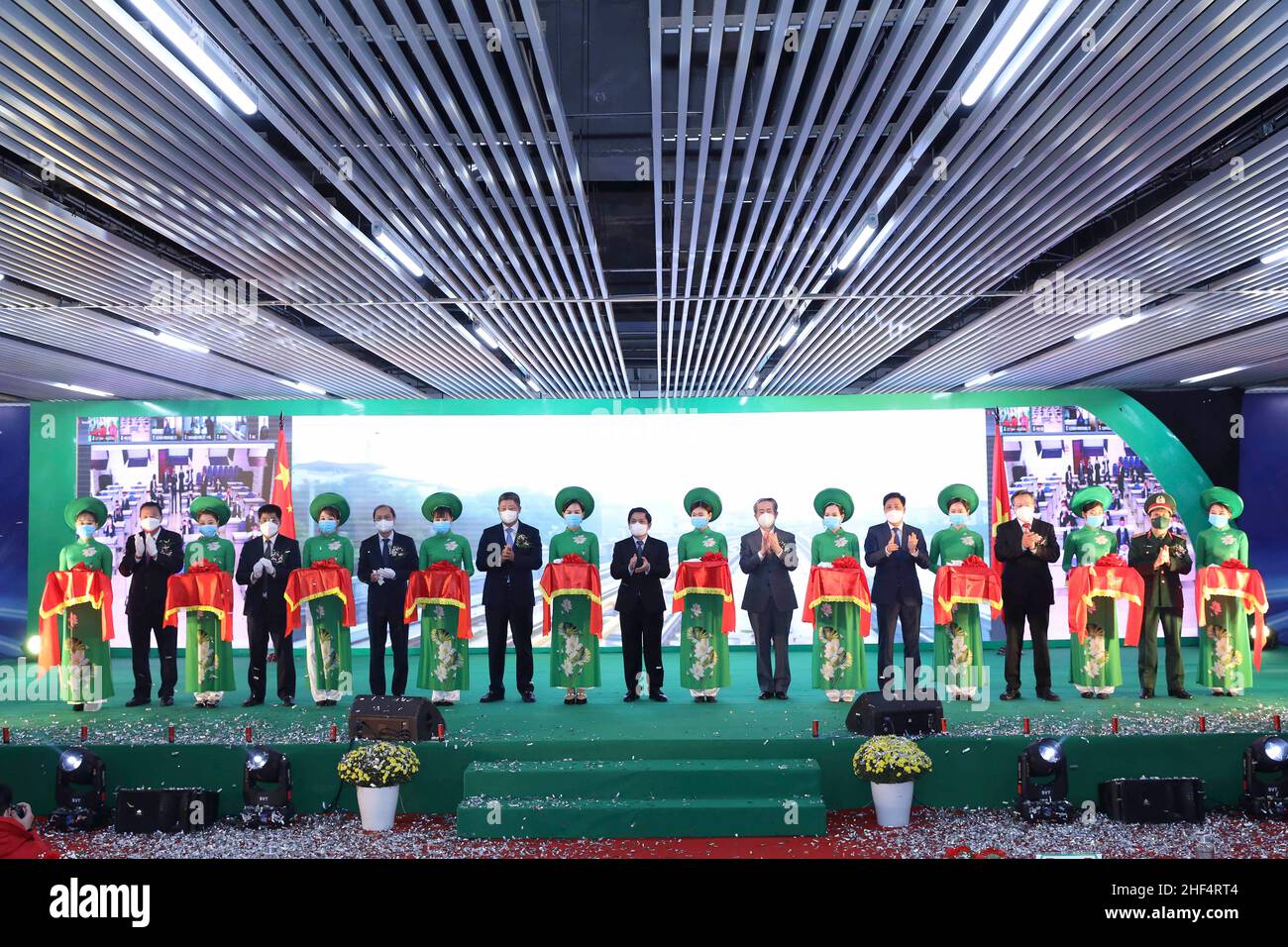 (220114) -- HANOÏ, le 14 janvier 2022 (Xinhua) -- les invités assistent à la cérémonie d'inauguration du projet de ligne de métro Cat Linh-Ha Dong construit en Chine à Hanoi, capitale du Vietnam, le 13 janvier 2022.Les autorités vietnamiennes et l'ambassade chinoise au Vietnam ont organisé jeudi une cérémonie pour inaugurer officiellement le projet de ligne de métro Cat Linh-Ha Dong, construit en Chine, le premier du type achevé dans le pays d'Asie du Sud-est.(China Railway Sixth Group Co., Ltd./document via Xinhua) Banque D'Images