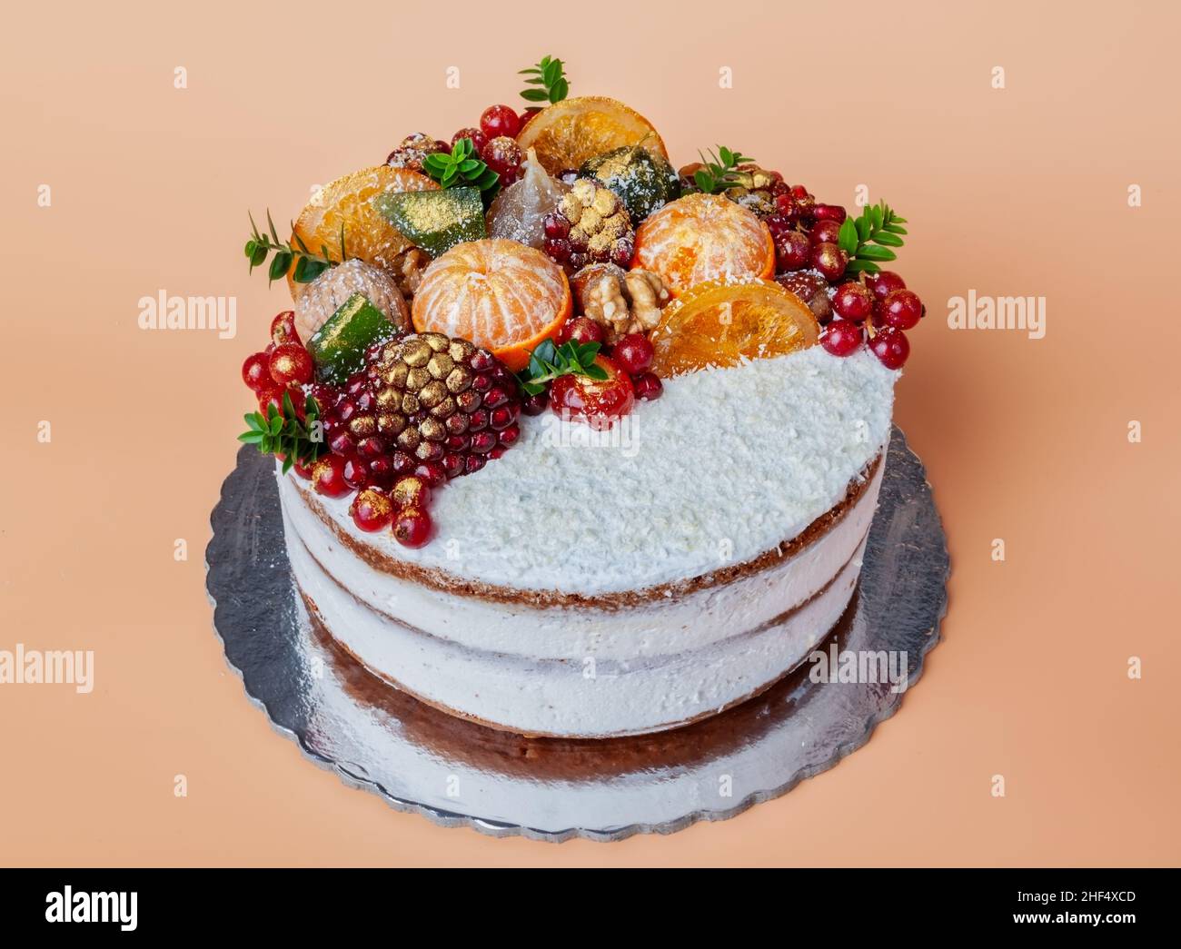 Fruit de Noël décoré de gâteau au chocolat blanc fait maison et de décorations pour le nouvel an.Sur fond jaune. Banque D'Images