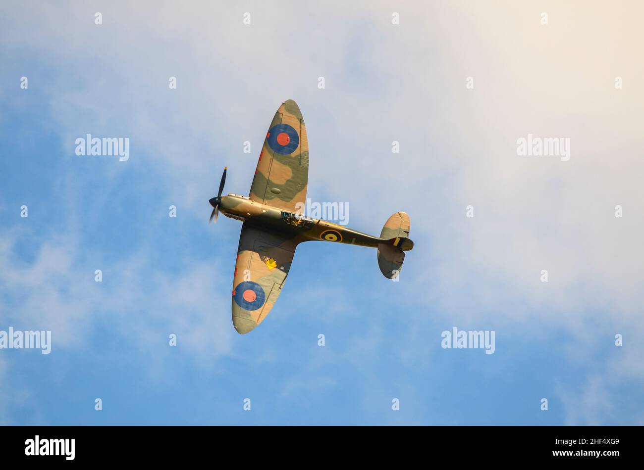 Spitfire MkI Supermarine P9374.L'avion de chasse Spitfire de l'époque de la guerre de Grande-Bretagne, volant dans un ciel ensoleillé d'été avec une forme d'aile elliptique classique Banque D'Images