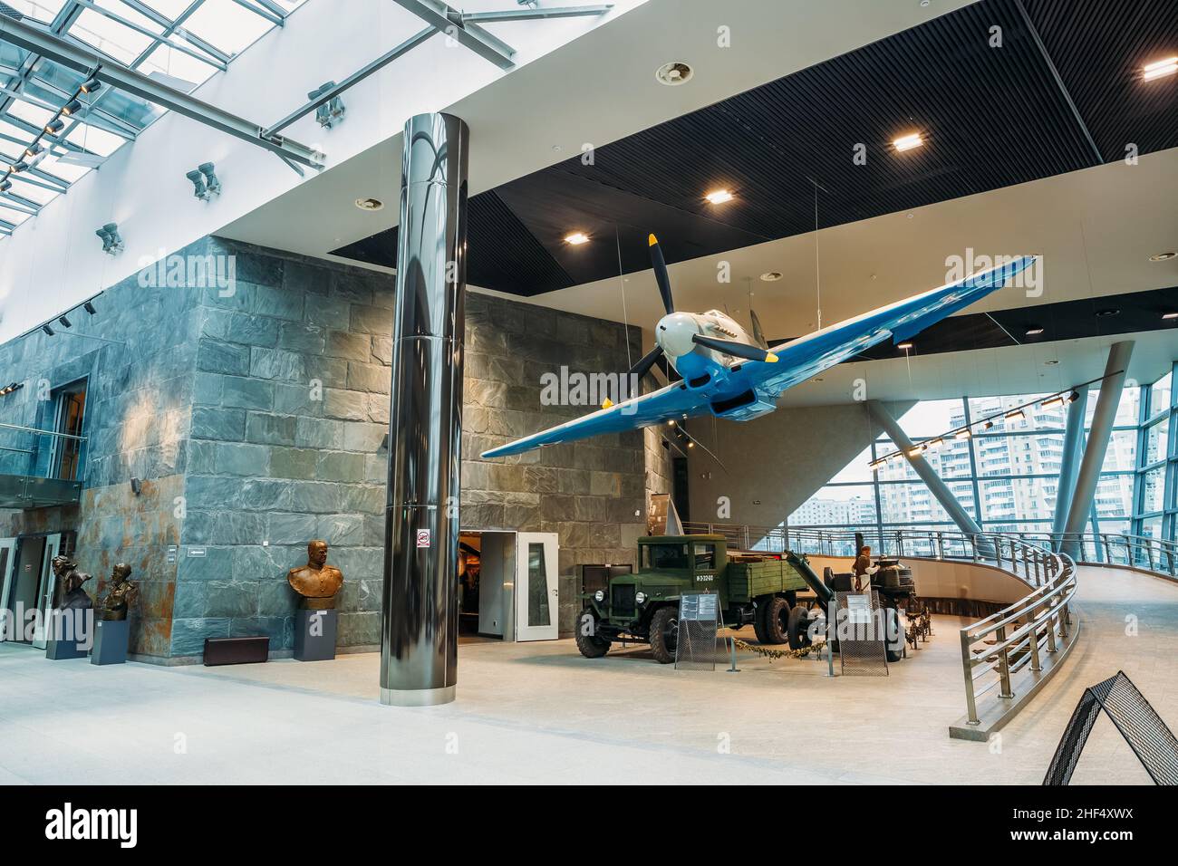 Avion de chasse russe Yakovlev Yak-9, cuisine de campagne de l'armée soviétique et camion soviétique ZIS-5 dans le Musée bélarussien de la Grande Guerre patriotique Banque D'Images