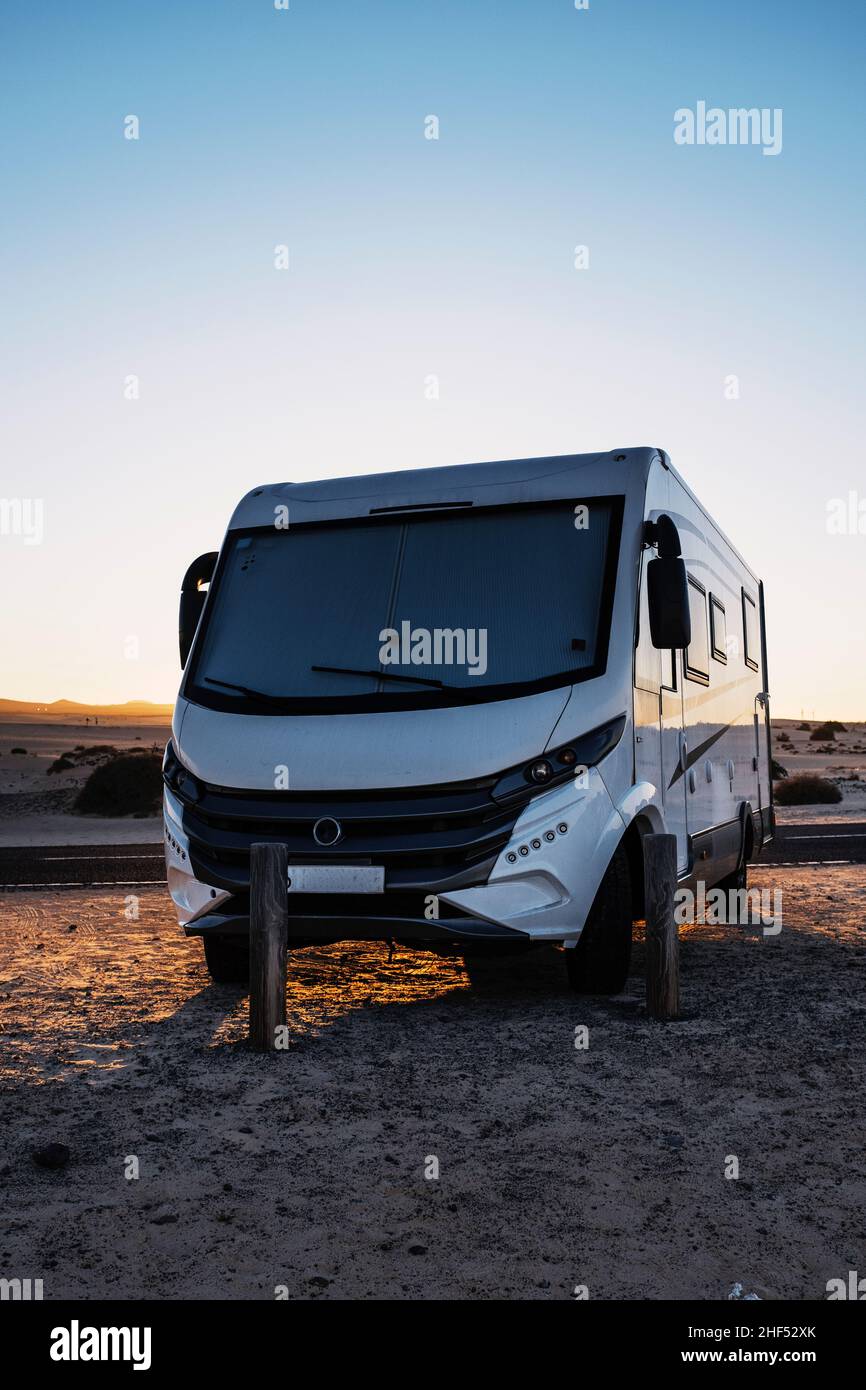 Grand camping-car garé hors route avec désert et ciel bleu en arrière-plan.Voyage style de vie camping voiture et la liberté.Fourgonnette à l'abri de la lumière du soleil Banque D'Images