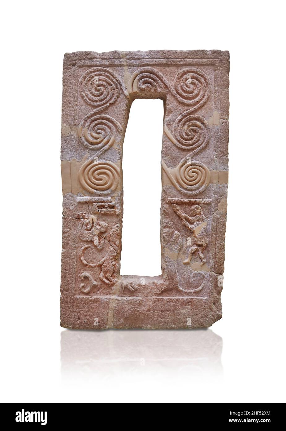 Stèle de Garve de Mycenaéan avec relief en spirale et hommes qui chassent des lions, 1600 - 1500 av. J.-C., grave R Mycenae.Site archéologique Musée Mycenae.La moitié supérieure de t Banque D'Images