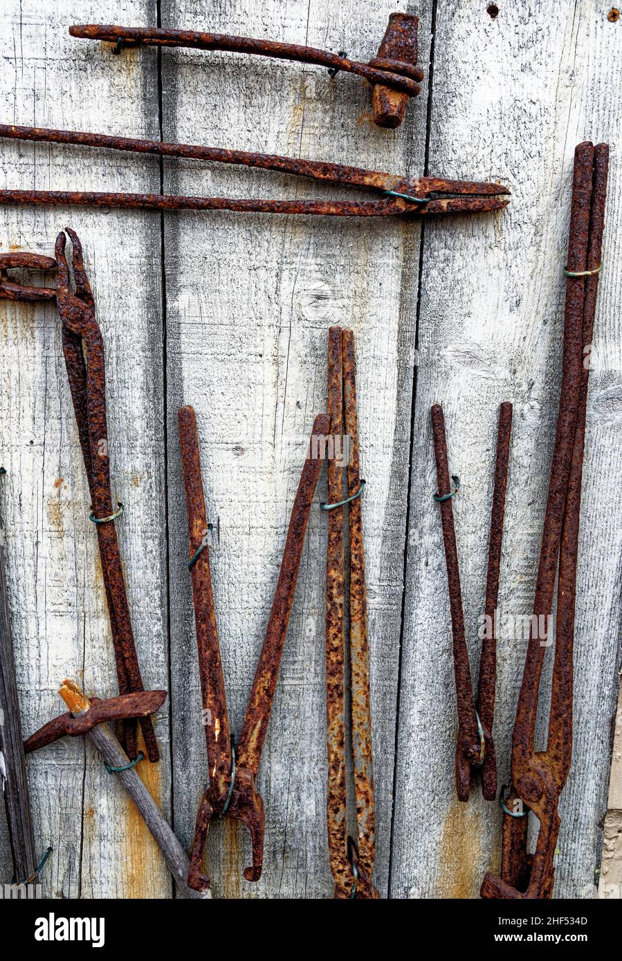 Divers outils rouillés anciens dans l'atelier - outils à main rouillés vieillis Banque D'Images