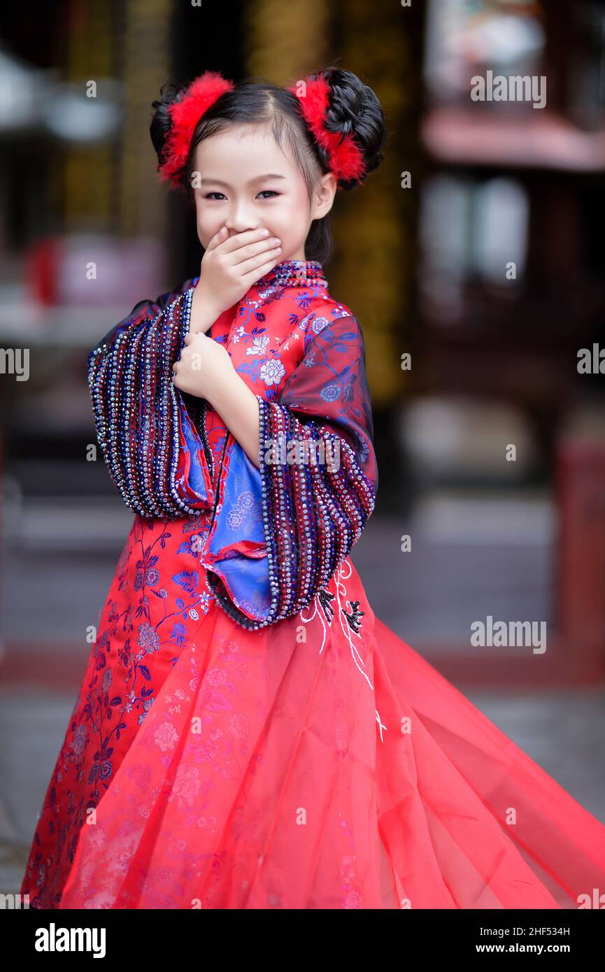 Petite fille vietnamienne dans la traditionnelle ao dai Banque D'Images