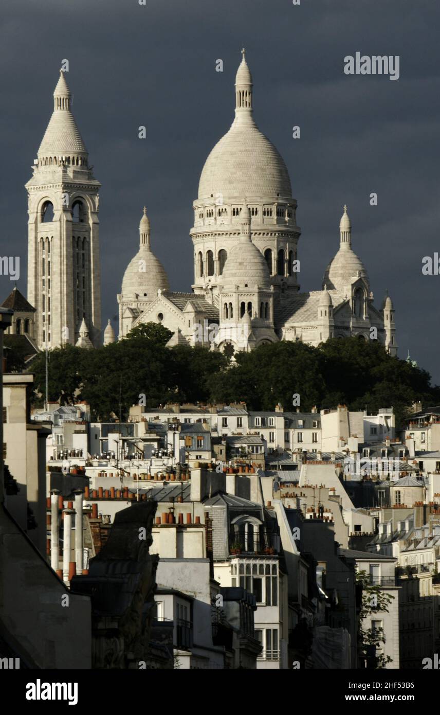 FRANCE.PARIS.VUE SUR LA BASILIQUE SACR-CIUR DEPUIS LES TOITS DE PARIS, QUARTIER 18TH Banque D'Images