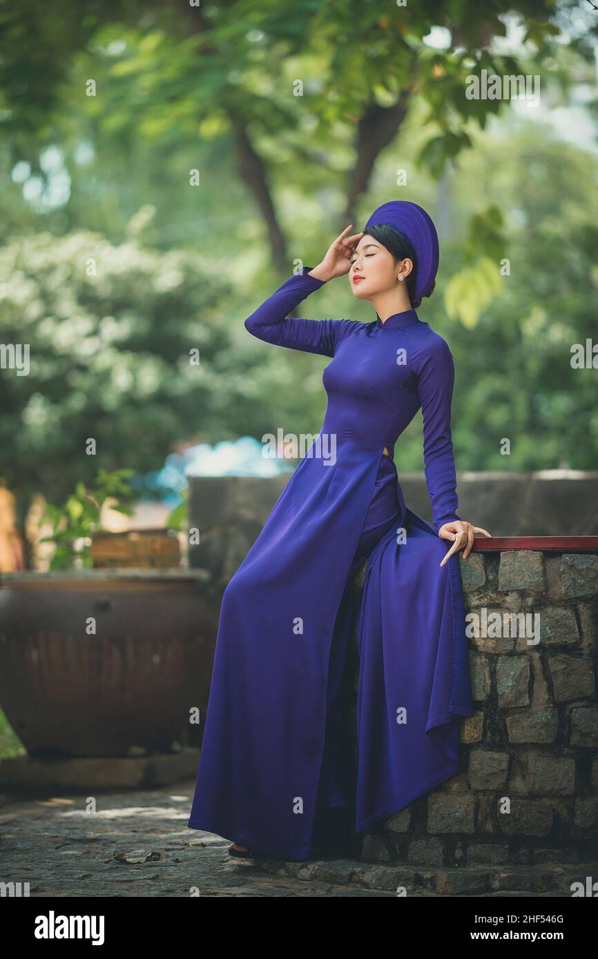 Ho Chi Minh ville, Vietnam: Ho Chi Minh ville, Vietnam: Portrait des femmes en violet ao dai Vietnam, l'Ao dai (long-robe vietnamienne) est le coût traditionnel Banque D'Images