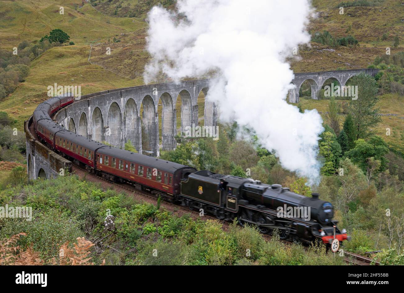 Glenfinnan, Royaume-Uni - 4 octobre 2019.Le train à vapeur Jacobite et le viaduc de Glenfinnan dans les Highlands d'Écosse, au Royaume-Uni Banque D'Images