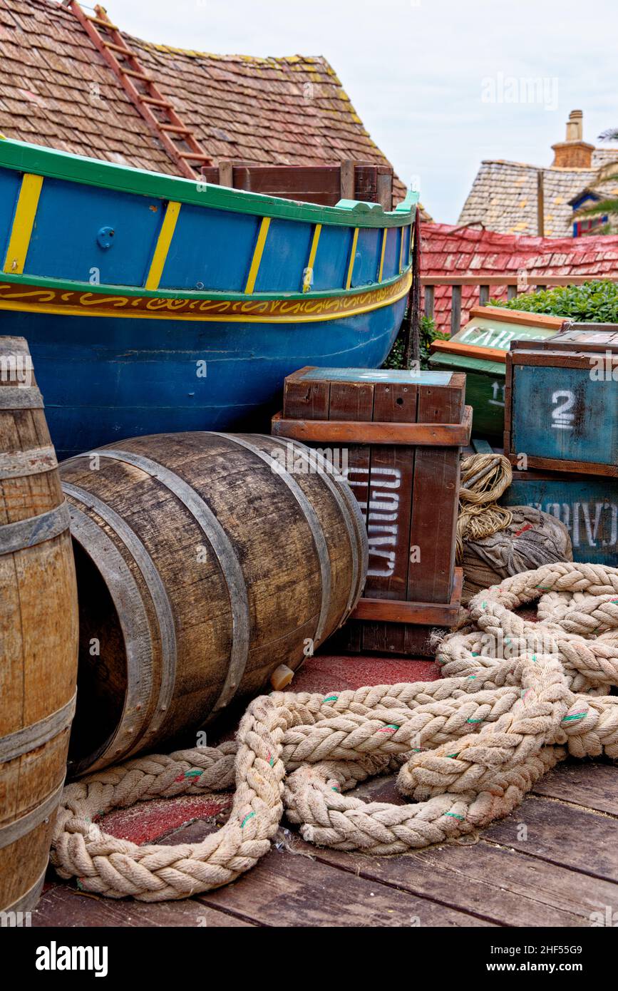Vieux tonneaux abîmés et une corde usée - nostalgie - anciens articles de la ferme - tonneau métallique, caisses en bois, étuis à fruits, sacs de grain et autres vieux trucs Banque D'Images