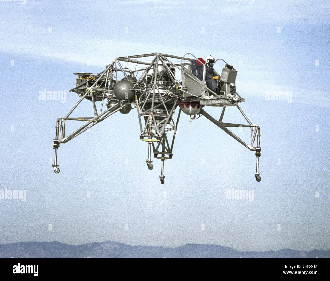 Le Lunar Landing Research Vehicle (LLRV) numéro 1 en vol, le 9 décembre 1964. (NASA). Banque D'Images