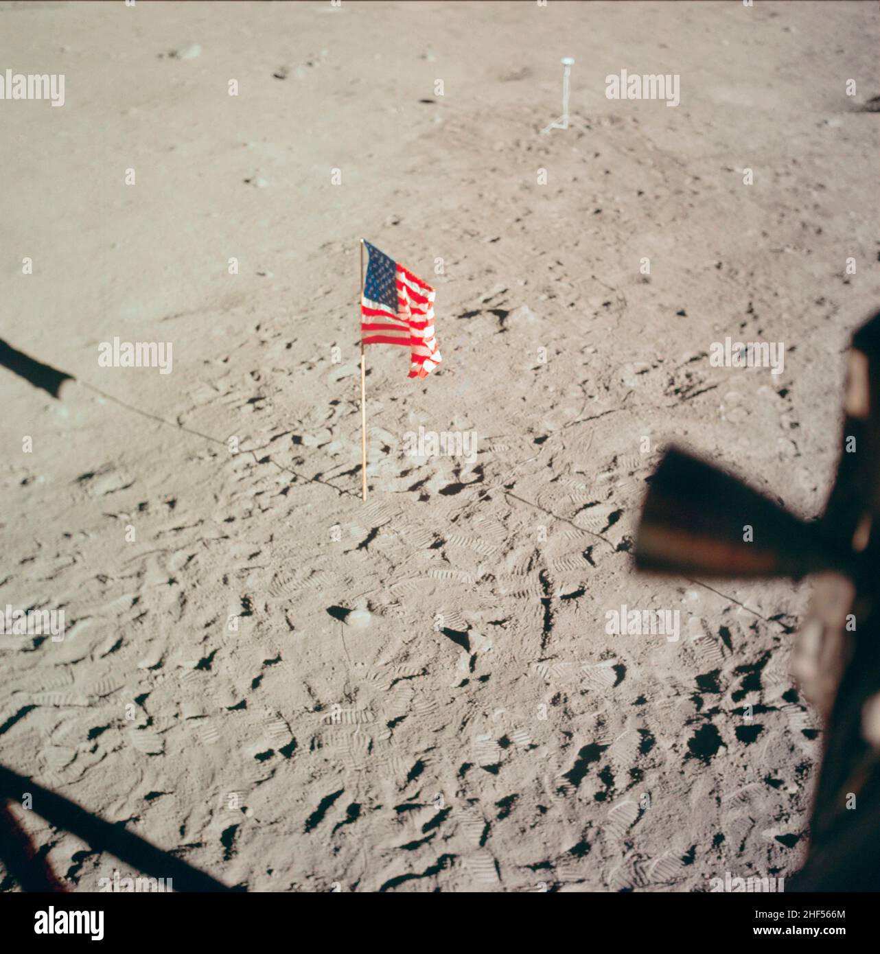 Le drapeau des États-Unis et les empreintes des astronautes Neil A. Armstrong et Edwin E. Aldrin Jr., déployés à la surface de la lune.Apollon. Banque D'Images