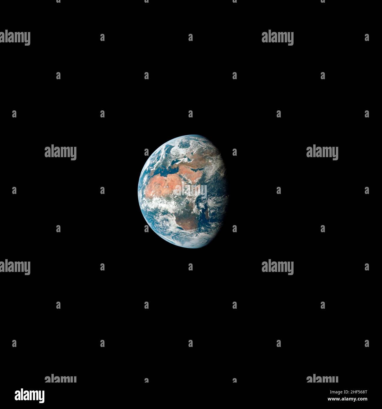 Vue de la Terre, montrant l'Afrique, l'Europe et l'Asie prises de l'engin spatial Apollo 11 au cours de sa côte trans-lunaire vers la lune. Banque D'Images