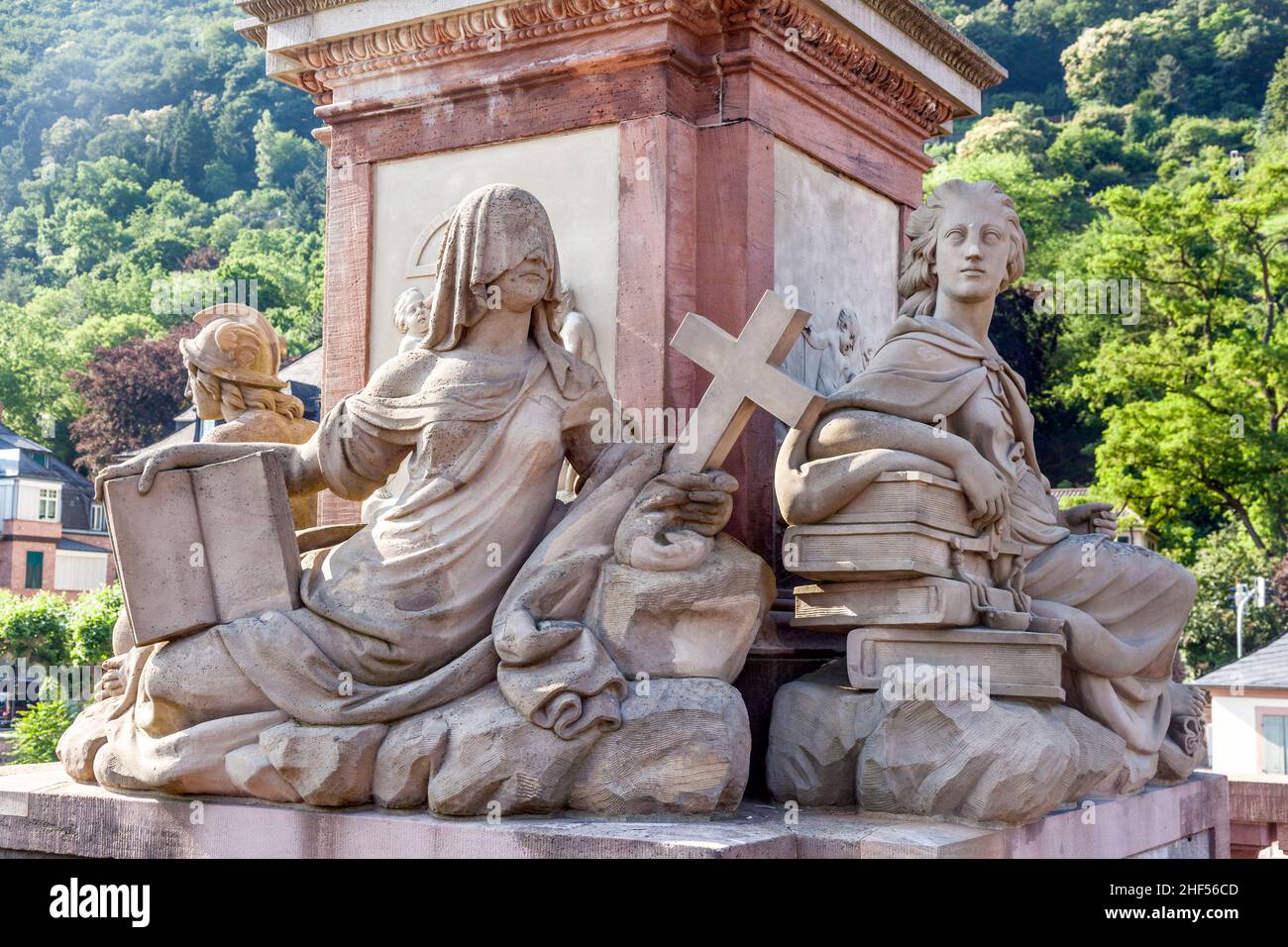 Statue de femmes avec croix et yeux fermés de 1792 de l'ancien pont menant à l'ancienne ville de Heidelberg Allemagne Banque D'Images
