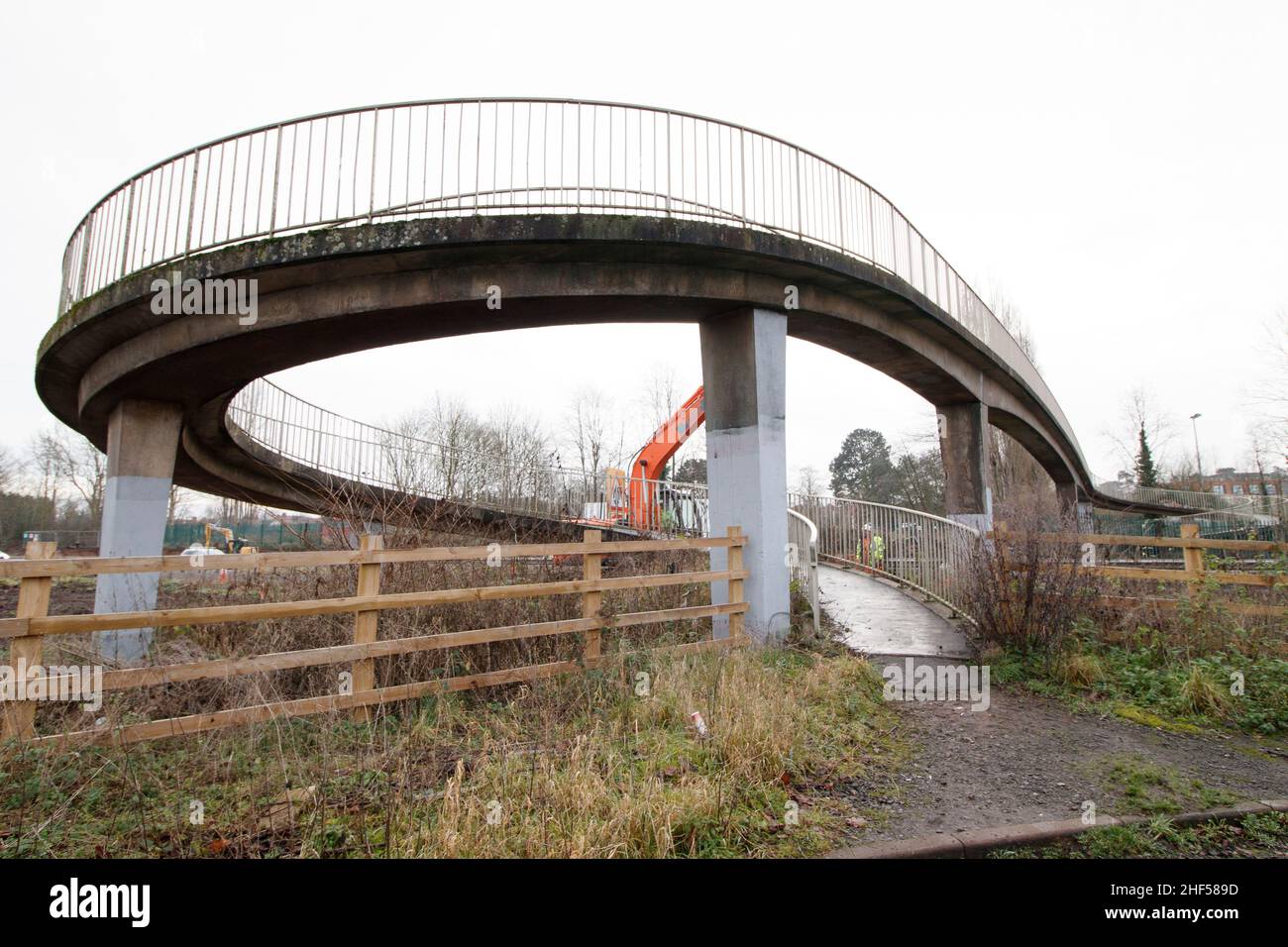 Le pont piétonnier inhabituel qui traverse le A5 principal à Atherstone.Nommé par les habitants comme le pont de Wurley en raison de sa conception, le pont prend les marcheurs de la propriété industrielle Carolyn le long de Well Spring Close, au-dessus de la double chaussée A5 et sur la route Witherley à côté de l'école secondaire.Souvent utilisé comme raccourci par les élèves et les travailleurs, le pont doit être démoli en 2022 car il a été jugé dangereux.Un nouveau pont est prévu pour prendre sa place et se termine par plus d'un demi-siècle d'utilisation. Banque D'Images