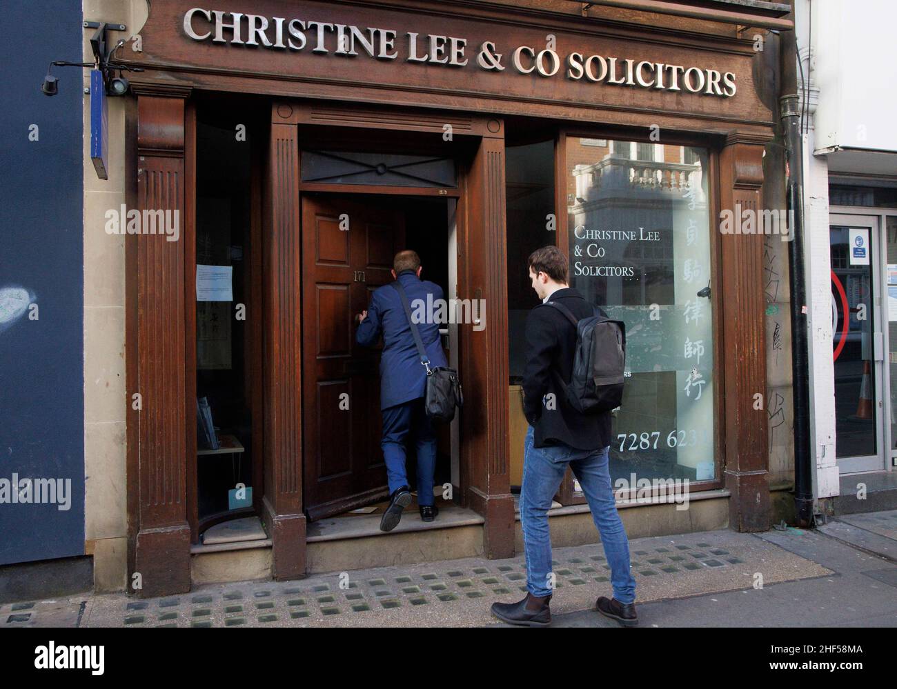 Londres, Royaume-Uni 14 janvier 2022 les bureaux de Christine Lee dans le West End de Londres sont fermés et vides avec un panneau dans la fenêtre indiquant que, en raison du coronavirus, des rendez-vous spéciaux doivent être faits.Barry Gardiner, député de Brant North, a déclaré qu'il se sentait imbécile après la révélation que Mme Lee s'était engagée dans des activités d'ingérence politique.MI5 a publié un rare avertissement qu'un agent chinois présumé a infiltré le Parlement pour s'ingérer dans la politique britannique.MI5 a déclaré Christine Ching Kui Lee a établi des liens pour le Parti communiste chinois (PCC) avec les députés actuels et aspirants.Crédit : Mark Thomas/Alay Live N Banque D'Images