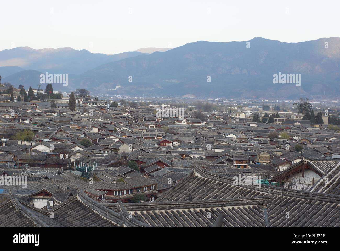 Ville bâchée sur la colline de la vieille ville de lijiang, site classé au patrimoine mondial de l'UNESCO sous le soleil brille dans la province du Yunnan Banque D'Images