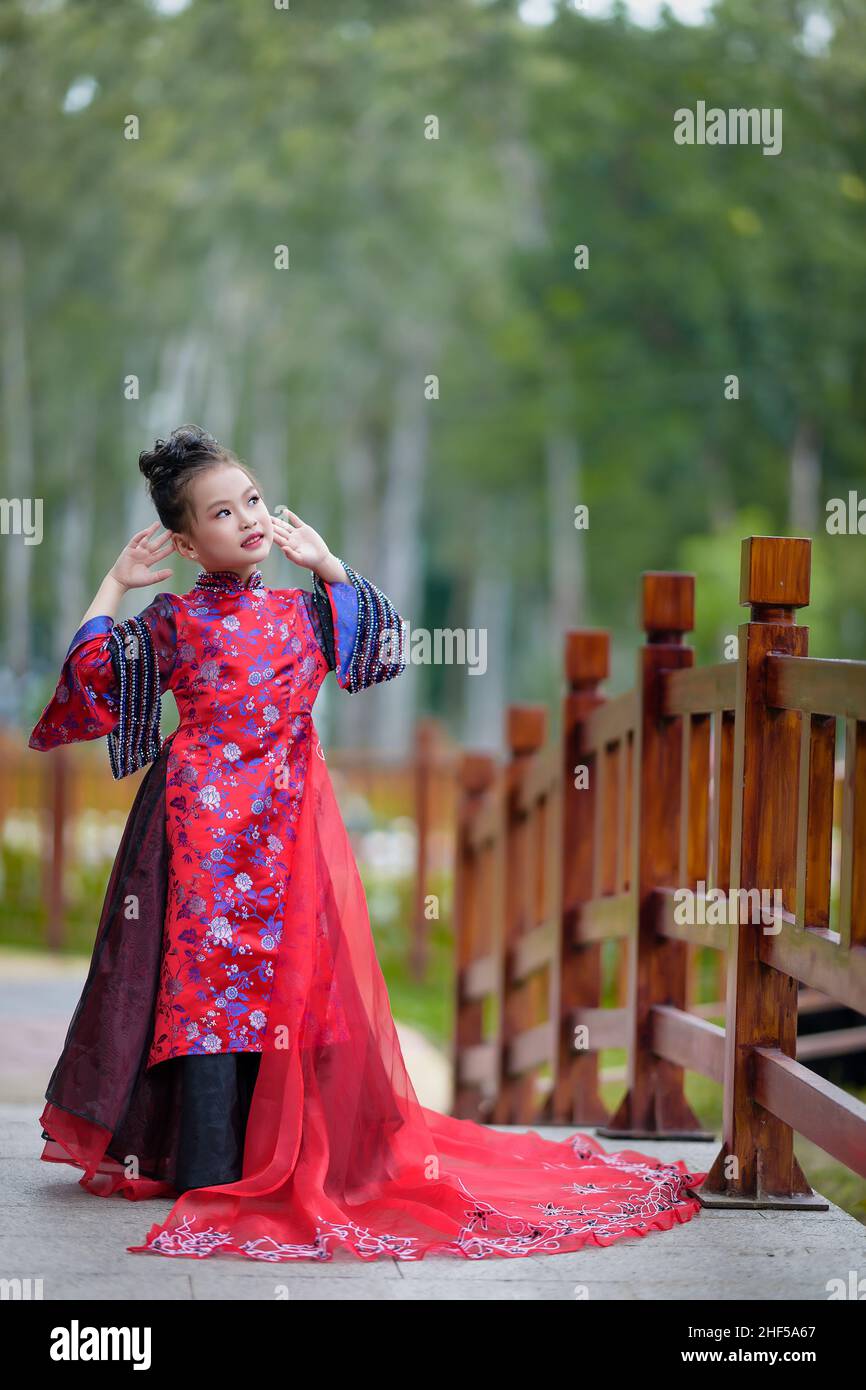 Petite fille vietnamienne dans la traditionnelle ao dai Banque D'Images